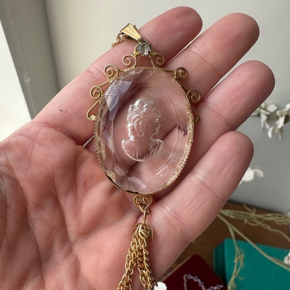Vintage intaglio glass Cameo Pendant with gold plated chain - Picture 2 of 6